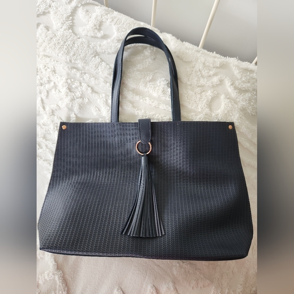 Alta Handbags - NWOT Alta Navy Tote.  Very stylish great bag.  GREAT tassle accent.